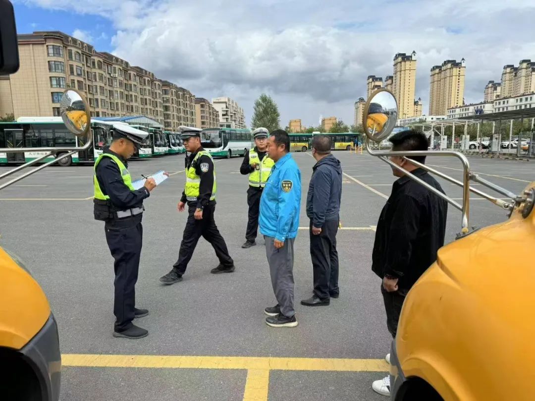 【開(kāi)學(xué)季】開(kāi)展校車(chē)安全“大檢查” 為學(xué)生出行擰緊“安全閥” 圖片