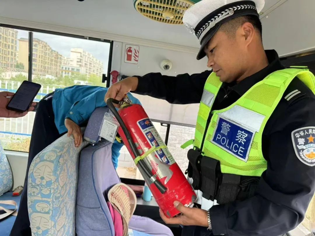 【開(kāi)學(xué)季】開(kāi)展校車(chē)安全“大檢查” 為學(xué)生出行擰緊“安全閥” 圖片