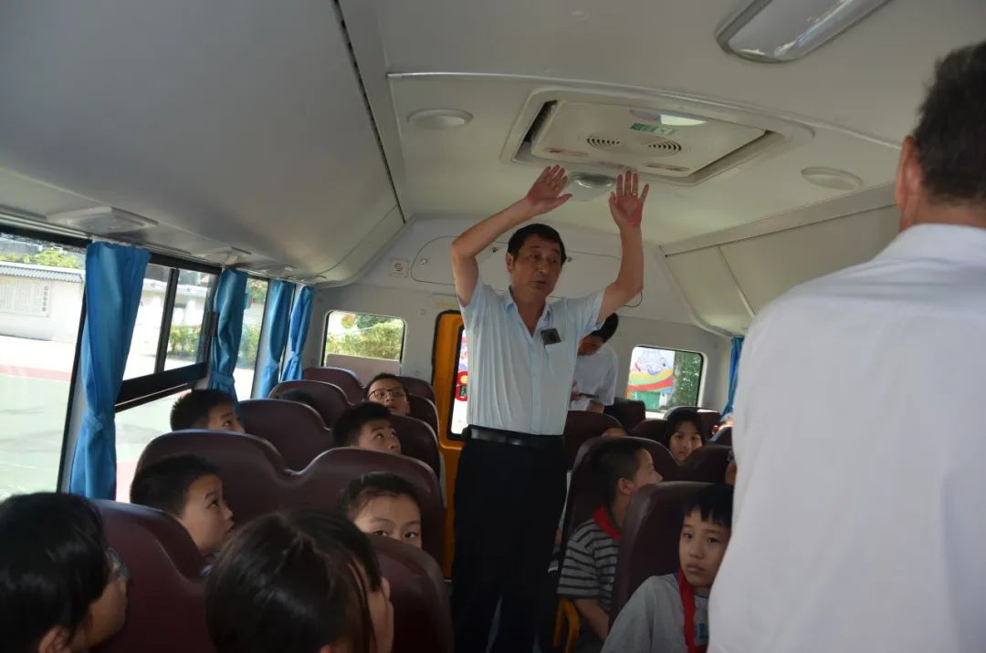 強化校車安全意識 共筑學生安全防線——記鄒區二實小校車安全應急疏散演練活動 強化校車安全意識 共筑學生安全防線——記鄒區二實小校車安全應急疏散演練活動