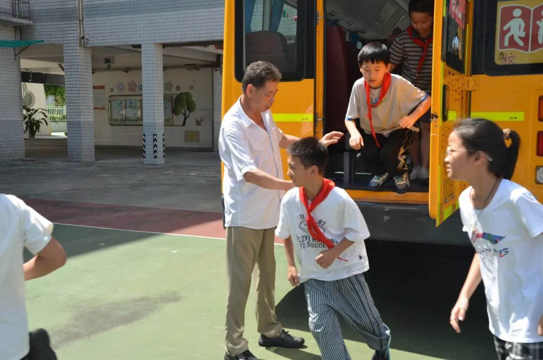 強化校車安全意識 共筑學生安全防線——記鄒區二實小校車安全應急疏散演練活動 強化校車安全意識 共筑學生安全防線——記鄒區二實小校車安全應急疏散演練活動