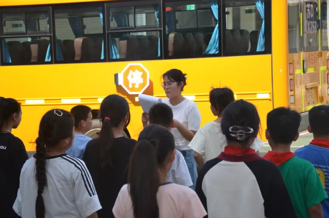 強化校車安全意識 共筑學生安全防線——記鄒區二實小校車安全應急疏散演練活動 強化校車安全意識 共筑學生安全防線——記鄒區二實小校車安全應急疏散演練活動