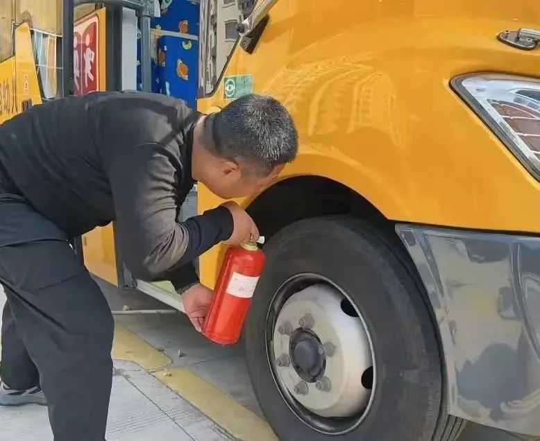 【安全教育】為愛護(hù)航，安全“童”行--布朗幼兒園校車安全演練