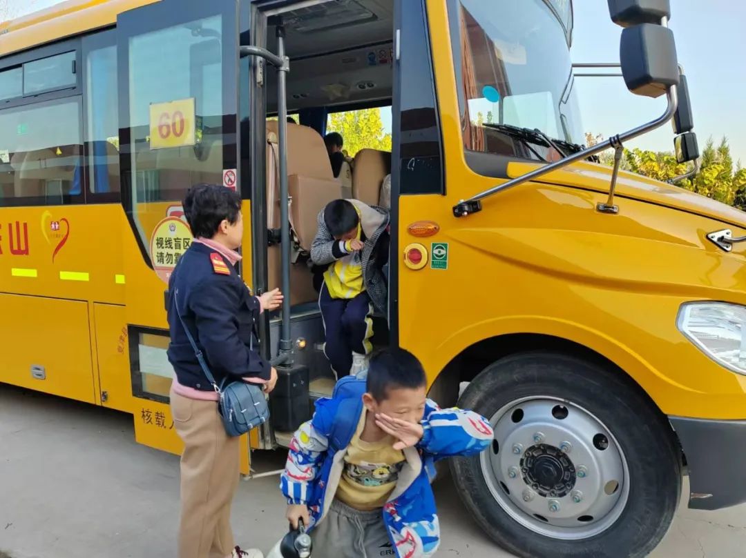 【工作動態】校車安全,用心守護——夏津縣香趙莊鎮中學校車消防逃生演練 圖片