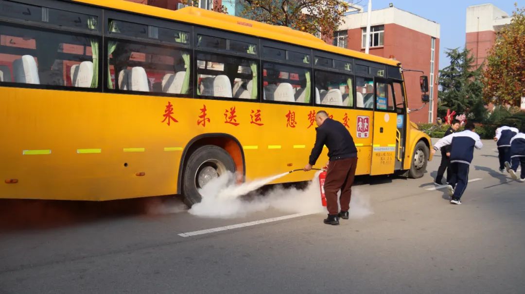 【平安校園】校車演練不松懈 安全意識筑心間——寧陽縣復圣中學初中部校車安全應急演練 【平安校園】校車演練不松懈 安全意識筑心間——寧陽縣復圣中學初中部校車安全應急演練