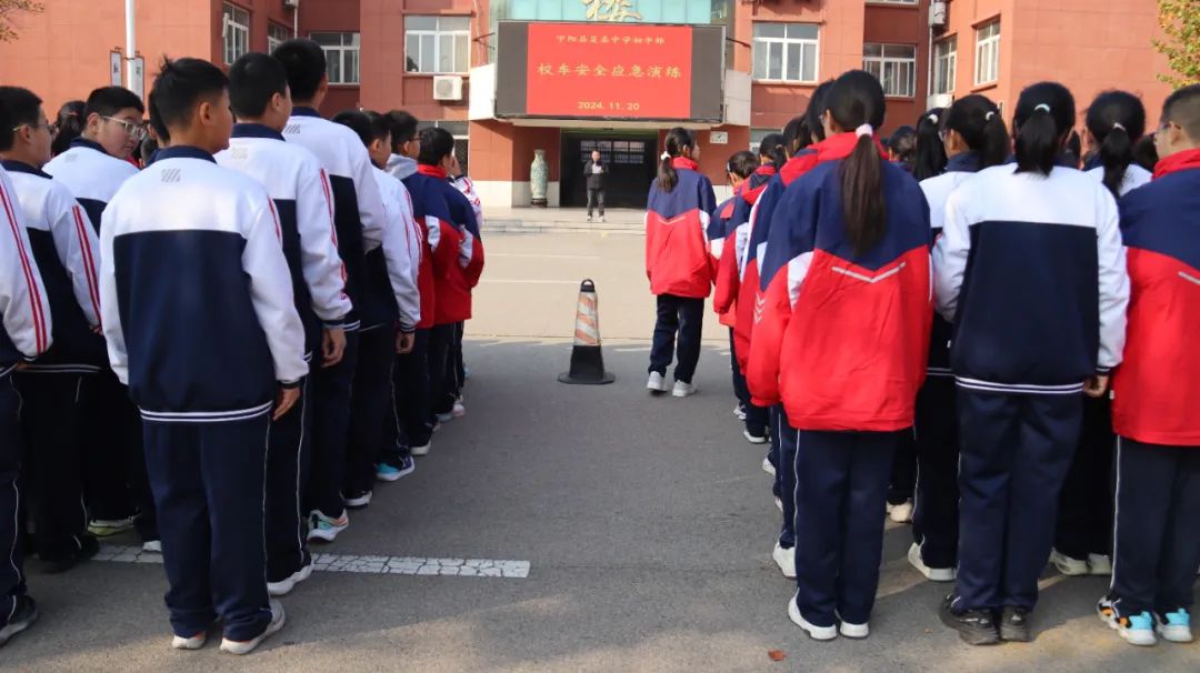【平安校園】校車演練不松懈 安全意識筑心間——寧陽縣復圣中學初中部校車安全應急演練 圖片