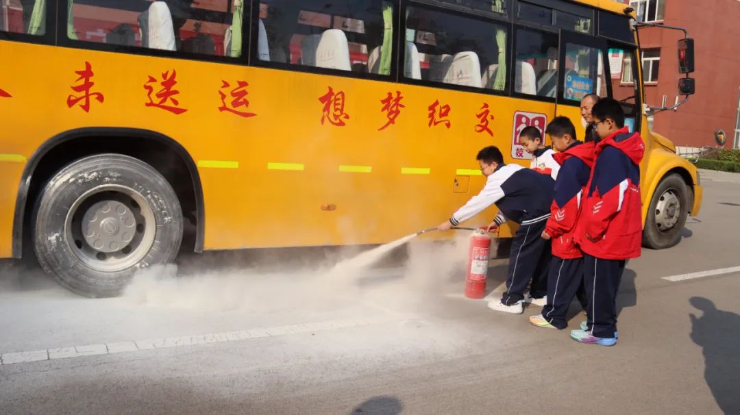 【平安校園】校車演練不松懈 安全意識筑心間——寧陽縣復圣中學初中部校車安全應急演練 圖片