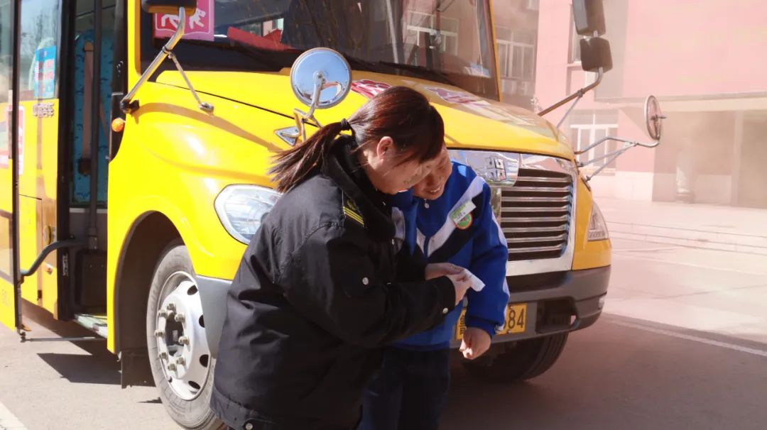 【平安校園】校車演練不松懈 安全意識筑心間——寧陽縣復圣中學初中部校車安全應急演練 圖片