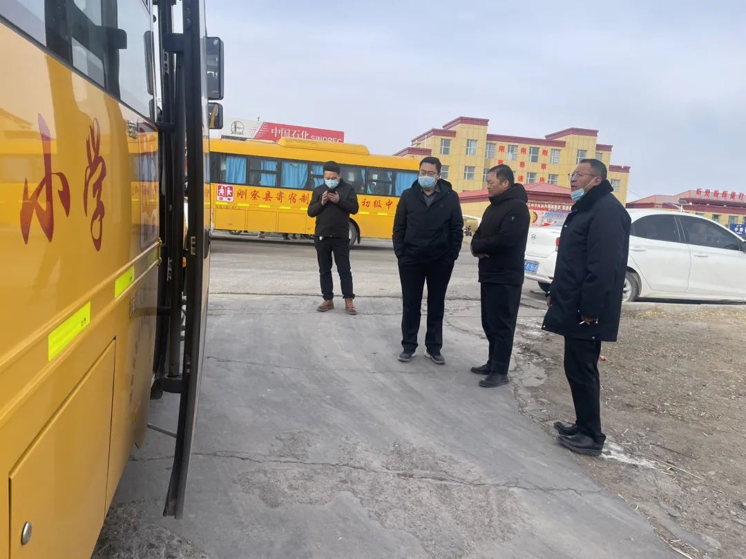 【督導(dǎo)檢查】縣教育局對(duì)校車安全開展督導(dǎo)檢查工作 圖片