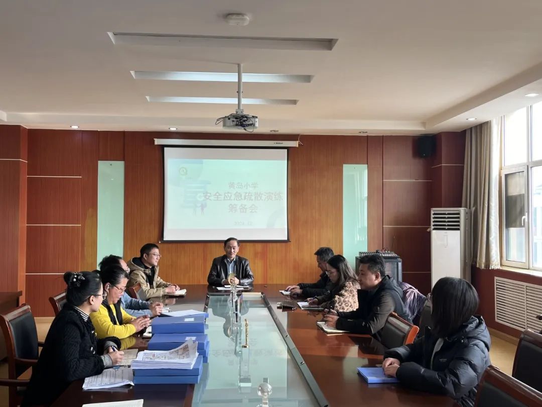 “平安校車 安全‘童’行”——黃島小學舉行交通安全之校車應急疏散演練活動 圖片