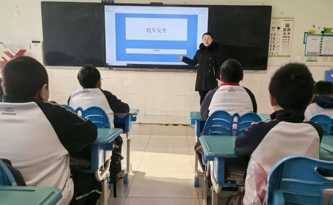 “平安校車 安全‘童’行”——黃島小學舉行交通安全之校車應急疏散演練活動 圖片