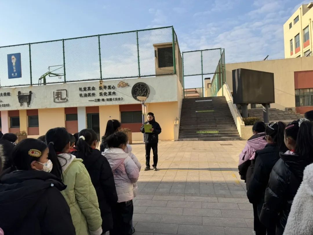 “平安校車 安全‘童’行”——黃島小學舉行交通安全之校車應急疏散演練活動 圖片