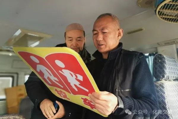 化隆交警:加強(qiáng)校車臨檢 筑牢安全屏障 圖片