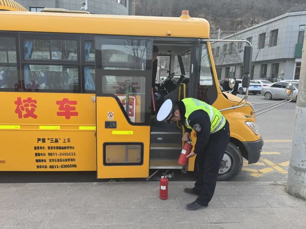 冬季行動 | 安塞交警:排查校車安全隱患 確保學生安全出行 圖片