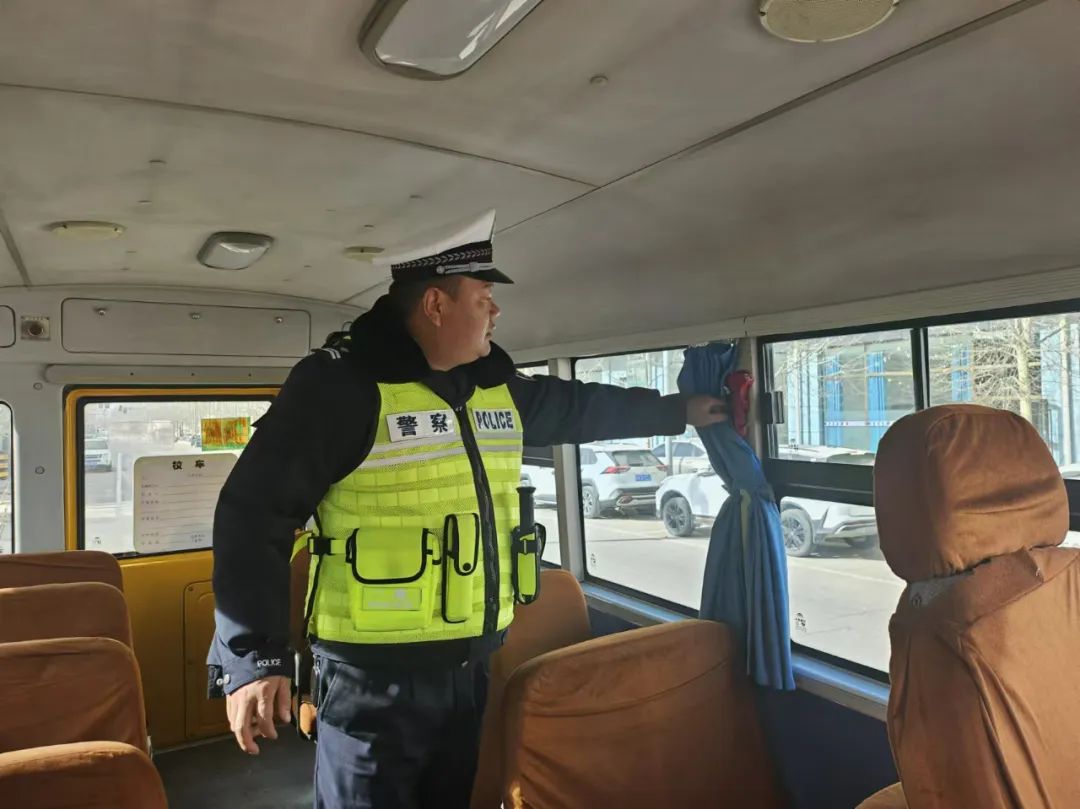 都蘭交警開展校車安全大檢查 守護(hù)學(xué)童出行平安路 圖片