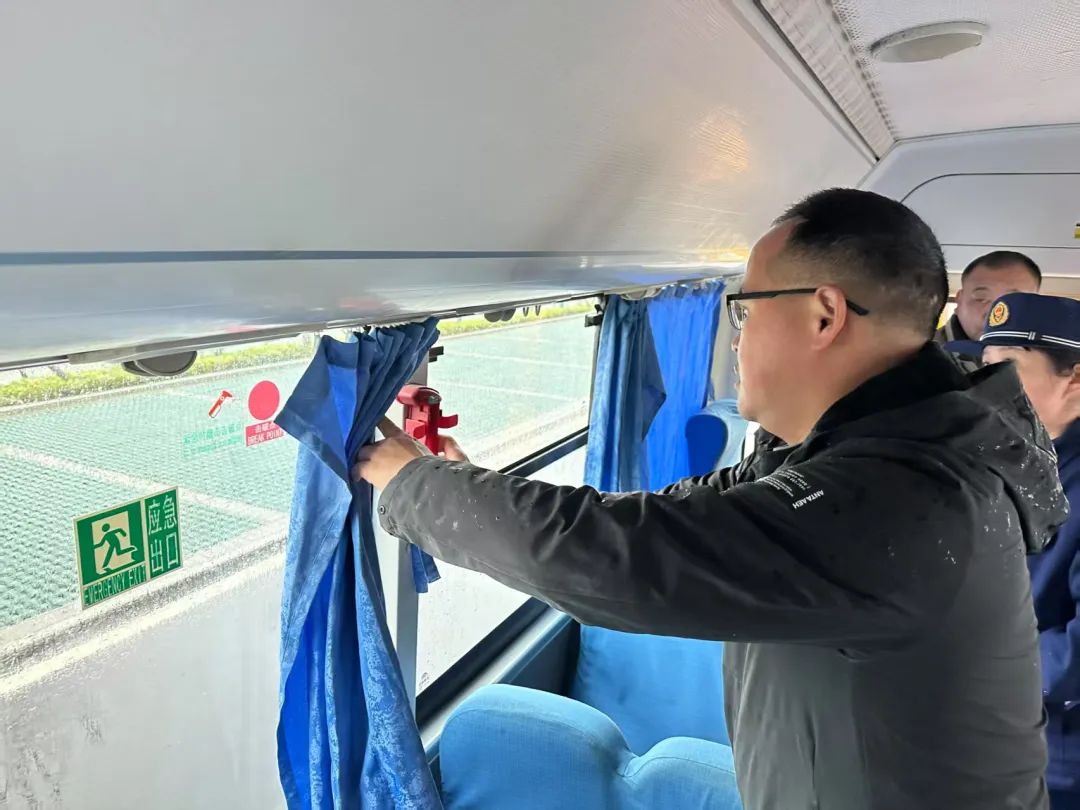 【玉桂校區】筑牢安全防線,護航平安上學路—— 咸寧實驗外國語學校玉桂校區開展校車安全專項檢查 【玉桂校區】筑牢安全防線,護航平安上學路—— 咸寧實驗外國語學校玉桂校區開展校車安全專項檢查