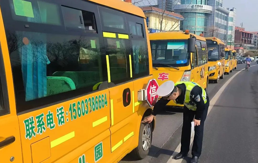 強化校車安全檢查 擰緊出行“安全閥” 強化校車安全檢查 擰緊出行“安全閥”