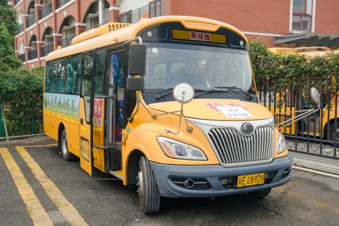 校車安全無小事，應急演練護成長——布魯森實驗幼兒園開展校車安全演練