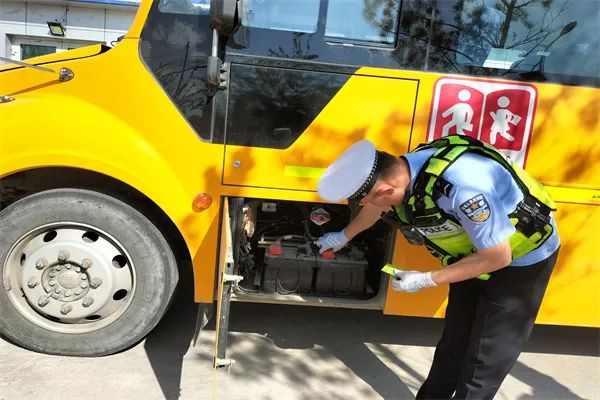 七進宣傳|阿勒泰市公安局交警大隊深入學校開展校車安全隱患檢查工作 圖片