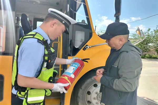 七進宣傳|阿勒泰市公安局交警大隊深入學校開展校車安全隱患檢查工作 圖片