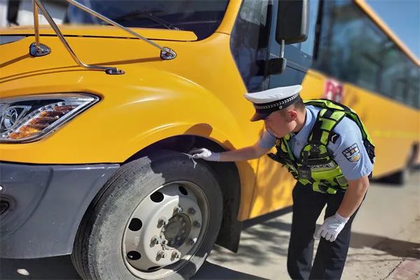 七進宣傳|阿勒泰市公安局交警大隊深入學校開展校車安全隱患檢查工作 圖片