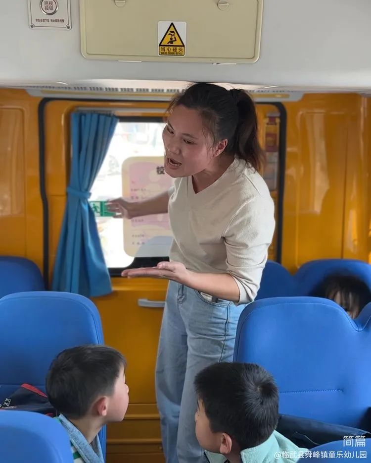 “為愛護航，校車安全伴我行”——童樂幼兒園校車安全演練