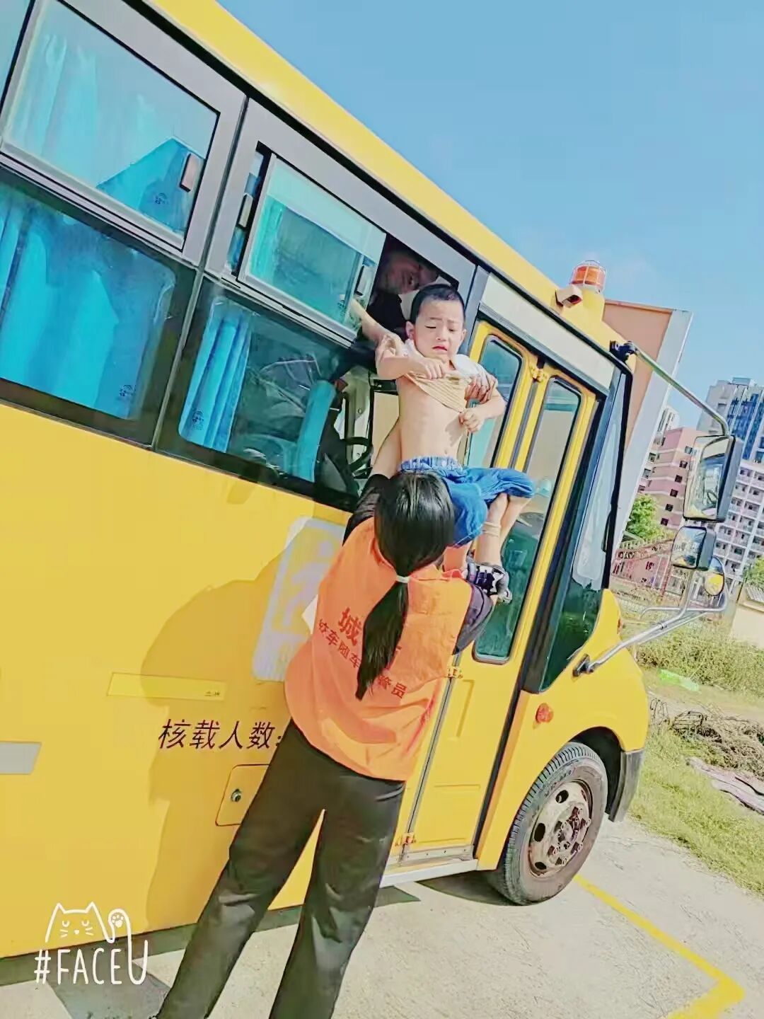 華林幼兒園校車逃生演練:為孩子安全“加碼” 華林幼兒園校車逃生演練:為孩子安全“加碼”