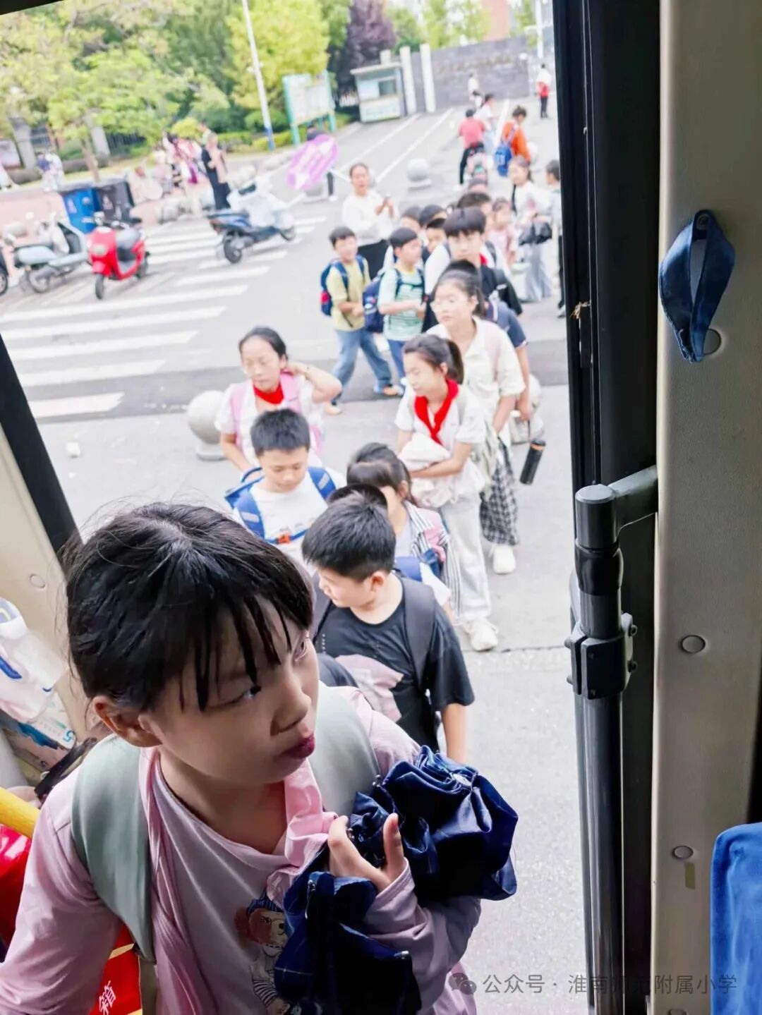 筑牢出行安全屏障 守護學子平安上學路——淮師附小山南校區多舉措強化校車安全管理