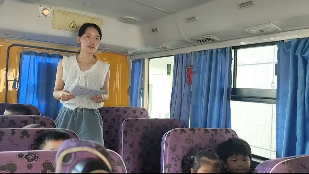 【校車安全】安全乘校車 平安伴我行——榜頭鎮藍天幼兒園校車安全應急演練