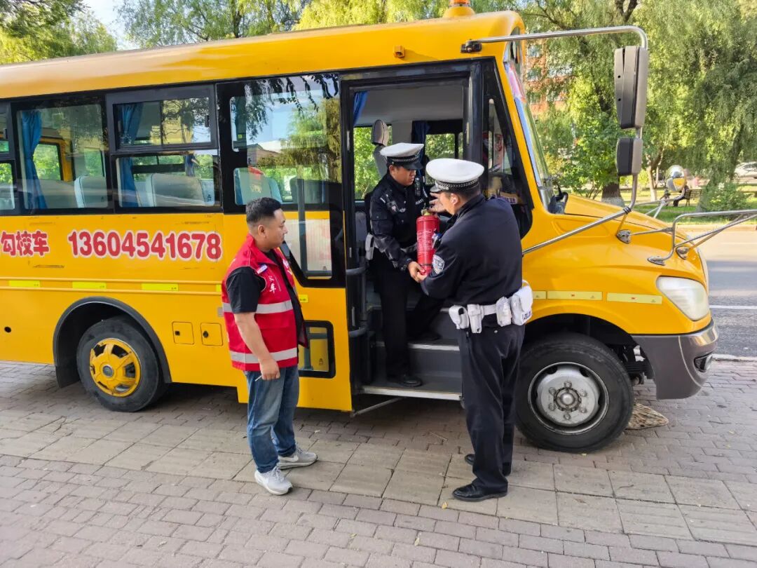 前進(jìn)交警大隊(duì)深入轄區(qū)校車企業(yè)開展安全檢查和宣傳教育