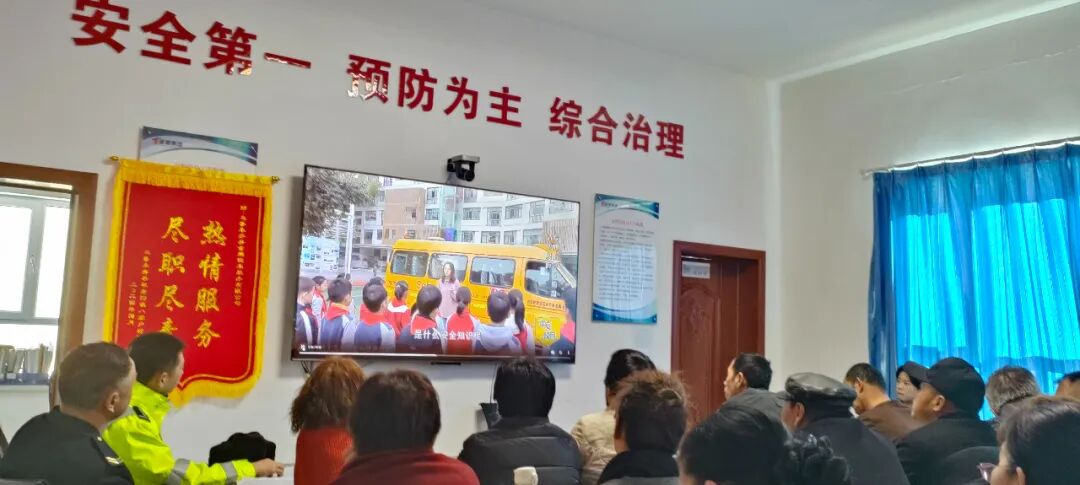 雪假即將結束,烏魯木齊交警為校車安全擰緊“安全閥” 雪假即將結束,烏魯木齊交警為校車安全擰緊“安全閥”