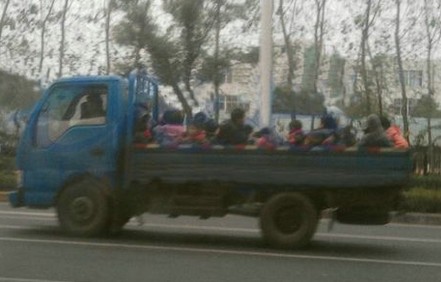 看國外校車 發展中國安全校車