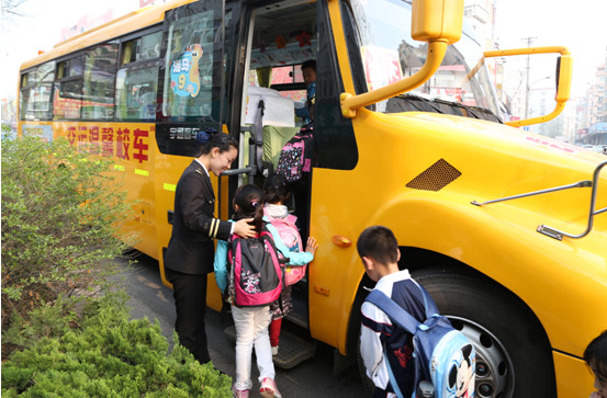 大手拉小手，共建幸福城——交運溫馨校車公司開展“世界地球日”宣傳活動