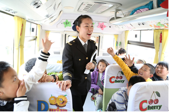 大手拉小手，共建幸福城——交運溫馨校車公司開展“世界地球日”宣傳活動