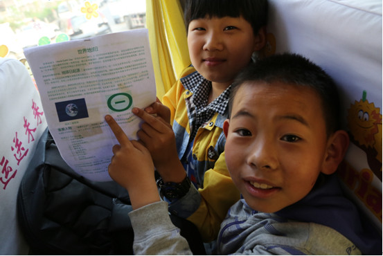 大手拉小手，共建幸福城——交運溫馨校車公司開展“世界地球日”宣傳活動