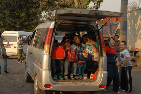 黑校車問題為何屢禁不止