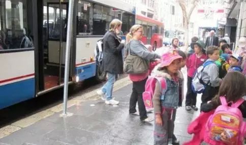 各國(guó)校車大PK   孩子安全是民族的未來(lái)