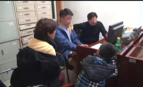 校車點(diǎn)離家近就不送了?8歲童沒出小區(qū)就被綁架 校車點(diǎn)離家近就不送了?8歲童沒出小區(qū)就被綁架