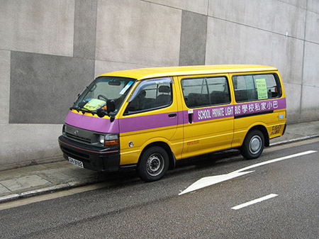 幼童黑校車上墜落身亡 什么樣的車能擔當校車責任