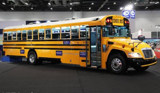 美國校車有多厲害？以飛行員標準選司機，總統遇到都要讓路！