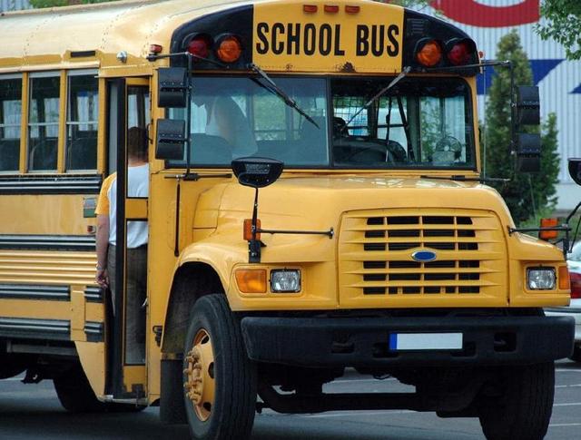 美國校車有多厲害？以飛行員標準選司機，總統遇到都要讓路！