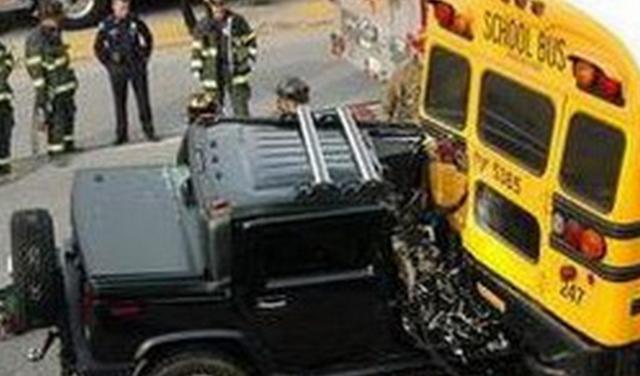 國外校車比坦克還要堅固，悍馬見了也不得不趕緊退讓