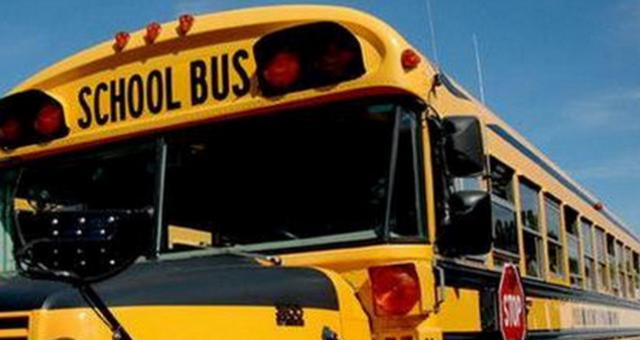 國外校車比坦克還要堅固，悍馬見了也不得不趕緊退讓