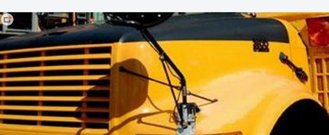 國外校車比坦克還要堅固，悍馬見了也不得不趕緊退讓