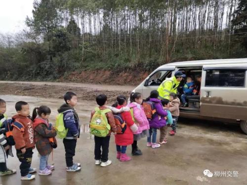 7座“校車”裝24人被查，孩子們該如何上學？