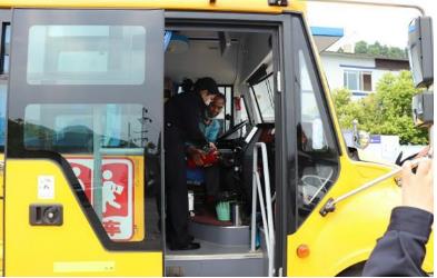 恩陽交警主動“登門”給校車“體檢”