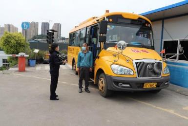 恩陽交警主動“登門”給校車“體檢”