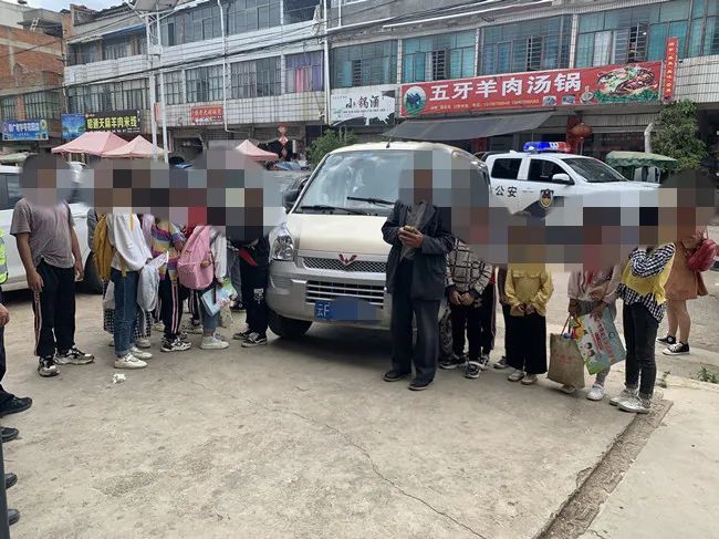 面包車變身超員“黑校車” ,7座硬塞17個娃 面包車變身超員“黑校車” ,7座硬塞17個娃