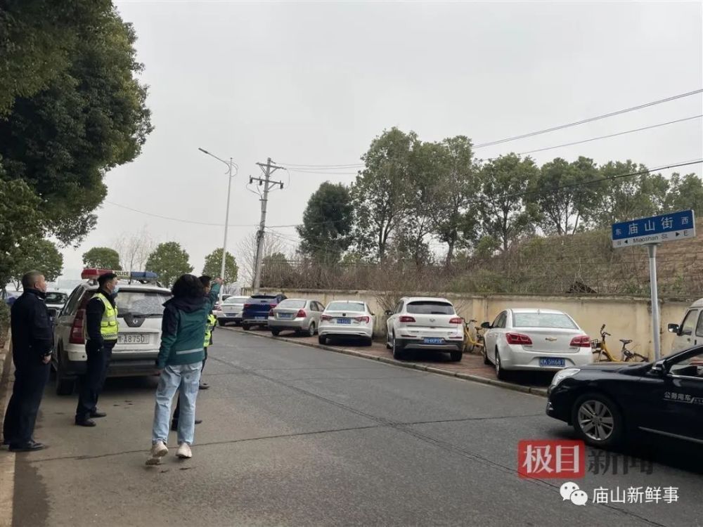 大鼻子校車開進廟山，一所小學就有1400人報名