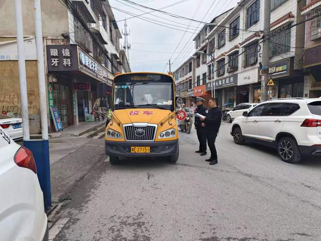 筑牢校車安全防線，確保校車安全運行 ——新邵坪上鎮聯合執法校車安全檢查