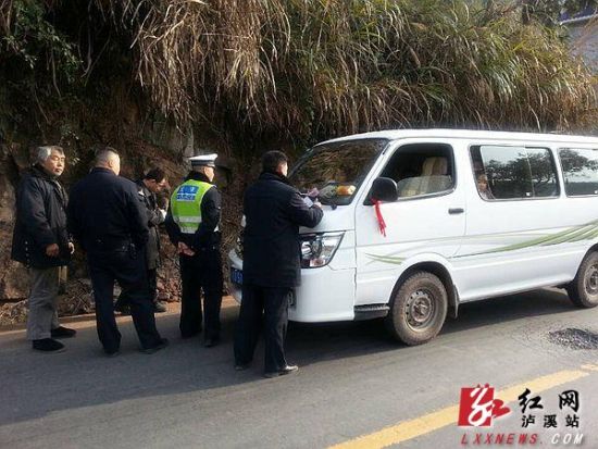 瀘溪開展校車安全執法 超載300%被當場沒收駕駛證 瀘溪開展校車安全執法超載300%被當場沒收駕駛證